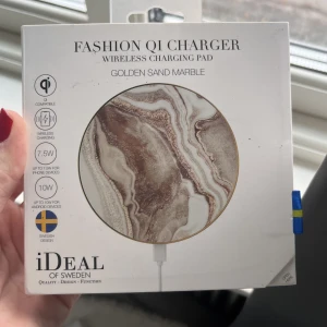 Wireless charging pad  - Skitsnygg och smidig trådlös laddare från ideal of Sweden i färgen ”Golden sand marble”😍😍 I nyskick, endast använd en gång. Säljer pga att jag inte använt den tyvärr