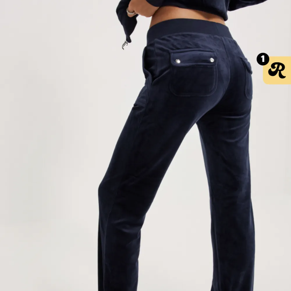 Säljer mina juicy byxor ifrån nelly bra skick inga defekter har matchande tröja till säljer hela sättet för 800kr. Jeans & Byxor.