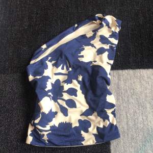 Mörkblått linne med en axel, från hm i storlek S