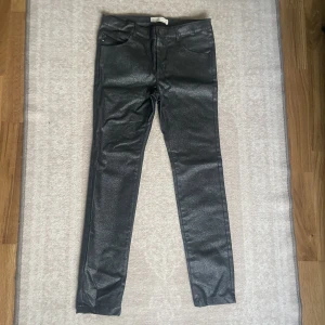 Glittriga svarta jeans-zara girls - I nyskick!
