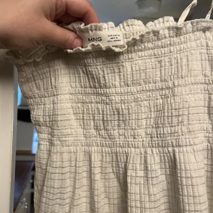 topp  - Från mango. Beige /ägg vit  Tycker inte den klar mig. Jätte skönt men använder den inte 