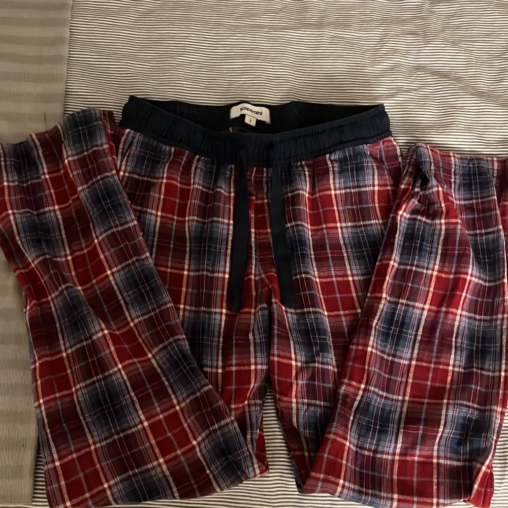Superfina trendiga pyjamasbyxor från Kappahl. Använda en del så kan vara lite noppriga. Säljes då de blivit för korta i benen. . Jeans & Byxor.