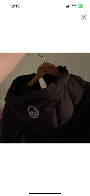 Sail racing vinterjacka  - Säljer nu min vinterjacka från Sail racing, köpte den för ungefär ett år sen och vill ha den såld. Väldigt bra skick på den och funkar perfekt på vintern när det är kallt. Storlek M och diskuterar priset om den. Skriv vid frågor mvh (Tar även byten)