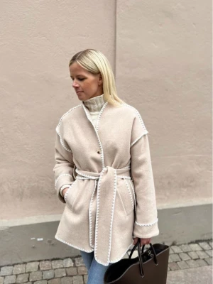 NEO NOIR jacka oanvänd! Liknar Toteme-jackan - Säljer den här fina beiga jackan (toteme inspirerad) från Neo Noir. Använd endast 1 gång!! Nypris 1799kr