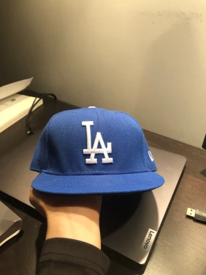 New era keps - Aldrig använd då den är för liten. Storlek 55.8 cm eller 7. Bara att skicka meddelande vid frågor