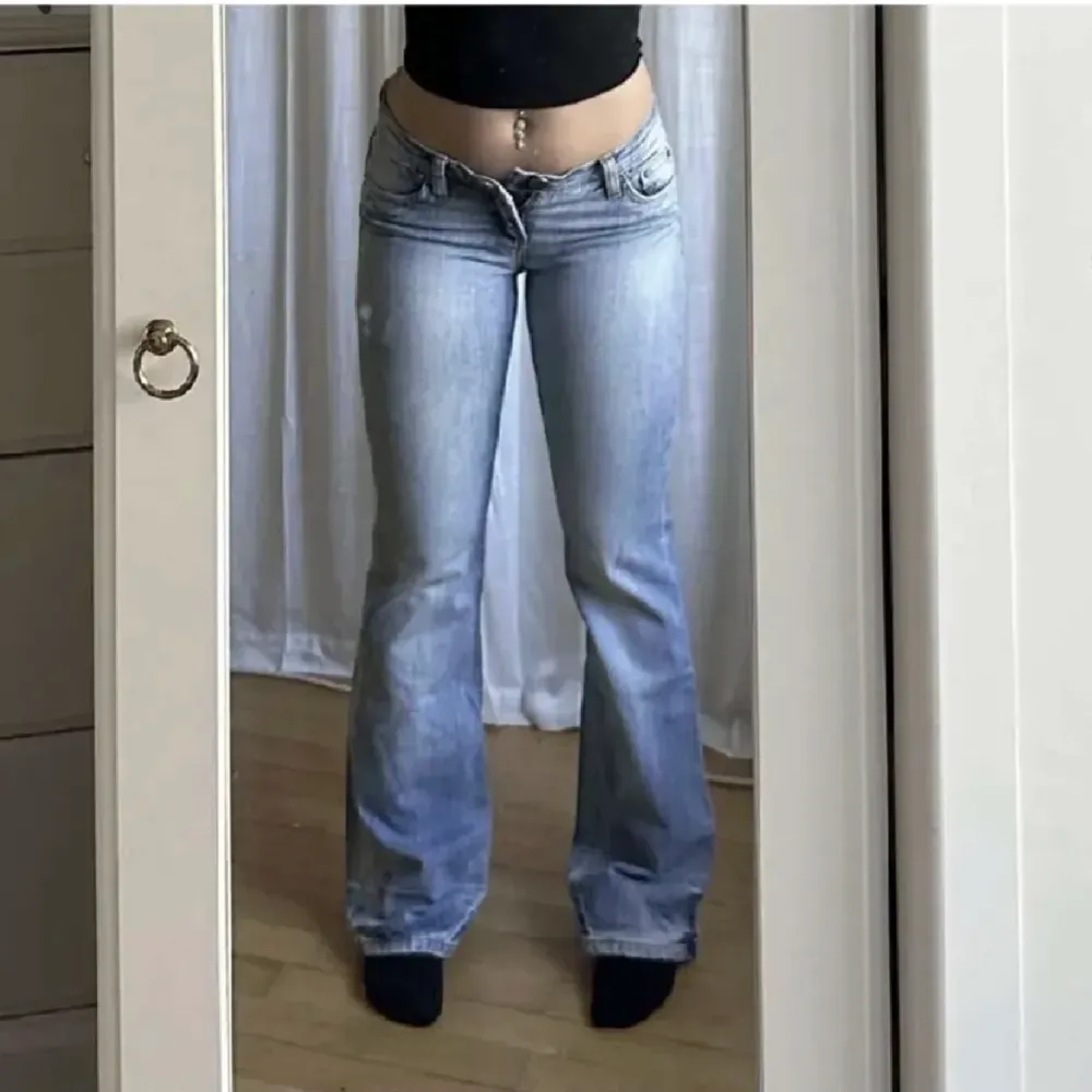 Nu säljer jag mina bootcutjeans från espirit då de är för stora. Jeansen är i storlek S och har lite tecken på användning! Skriv för fler bilder, använd gärna KÖP NU!🤍🫶🏽   Midja: ca 34 cm rakt över Lår: ca 25 cm rakt över  Innerben: ca 72 cm. Jeans & Byxor.