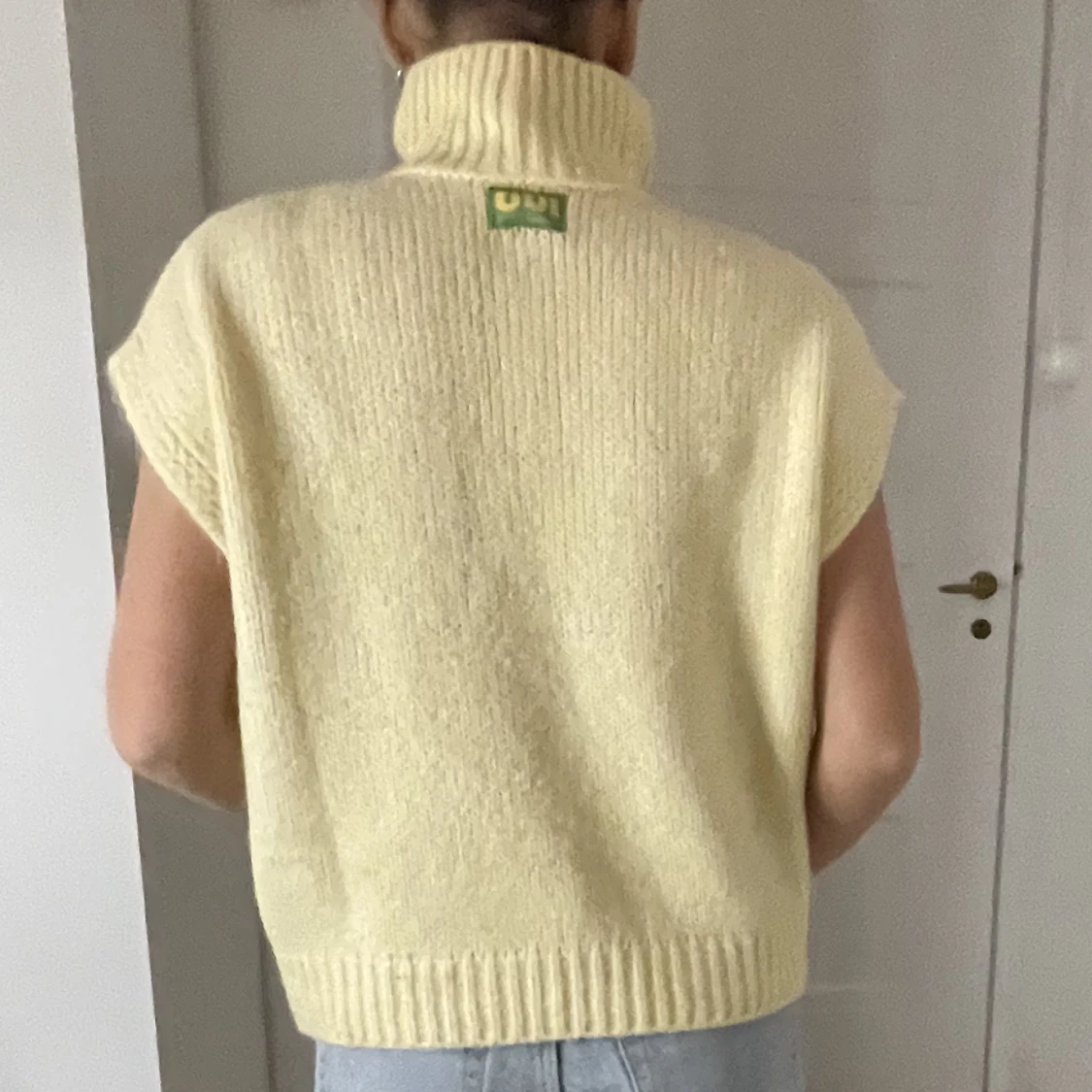 Gul stickad väst! - 91