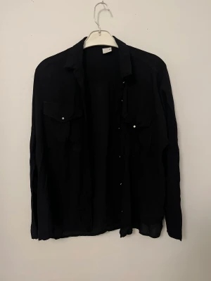 Shorta - En svart Shorta i strl 36.