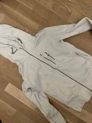 Sail racing tröja  - Inga defekter. Knappt använd. Av den nyare modellen. Ny pris 1300.