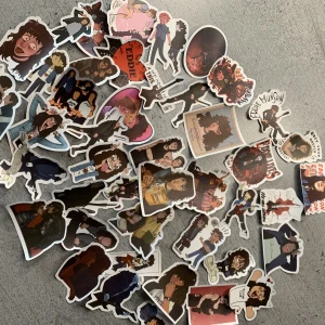 Eddie Munson stickers  - Eddie Munson stickers 44st. Från serien Stranger Things. Säljer för 27kr Skulle säga att klisteret är väldigt bra det håller! 