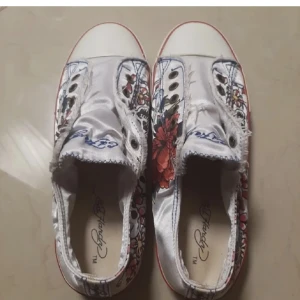 Ed Hardy converse - Edhardy converse så coola säljer då jag har köpt nya skor o dessa inte kommer till användning 