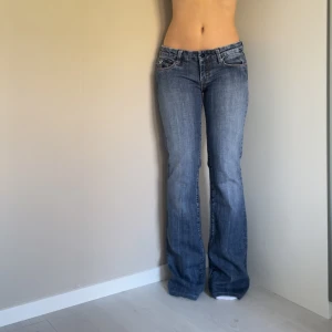 Lågmidjade bootcut jeans  - Jättefina jeans med coola bakfickor! Midjemåttet är 76 och innerbenslängden är 81