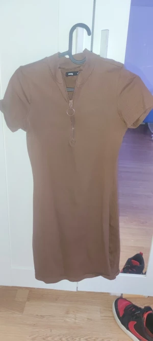 Klänning  - Den är lite tajt och för liten för mig 