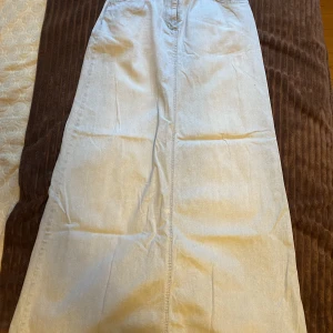 Maxi jeanskjol - Jeanskjol i ljust jeanstyg. Från början strl M men är insydd för att passa en strl S. Slit baktill.