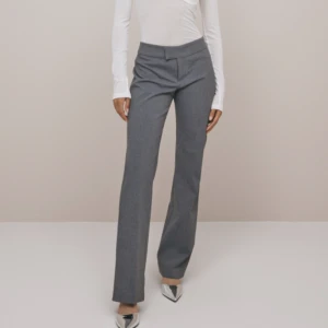 Grå kosntymbyxor  - Lowwaist grå kostymbyxor. Väldigt stretchiga, skulle säga att storleken funkar för en small också.  Oanvända, endast provad. Pris går att diskutera 