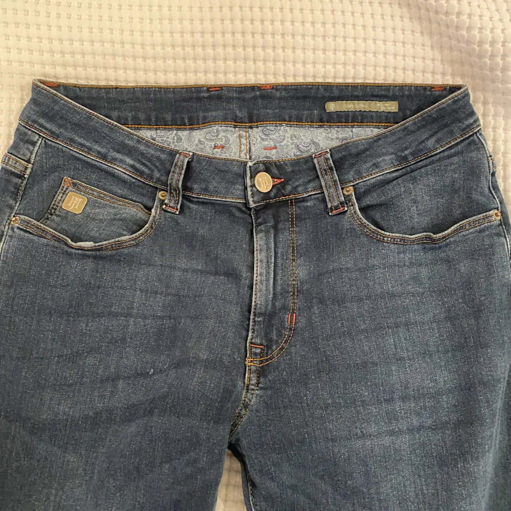 Hansen & Jacob jeans. Ett litet hål på ena knät annars nya. Jeans & Byxor.