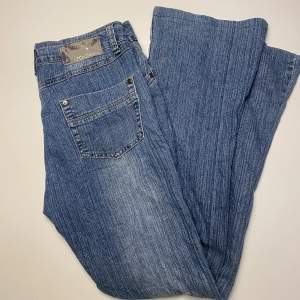 säljer ett av mina favvo jeans då dom tyvärr börjar bli för små. de är lite förkorta på mig som är 175 men skulle någ passa runt 165! otroligt bra skick💞