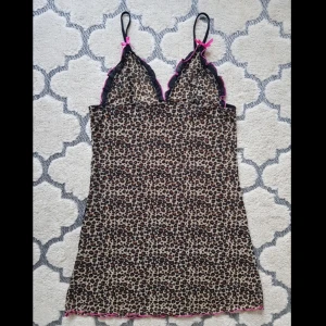 Y2K leopard linne med rosa detaljer - Bilderna är från gamla säljare