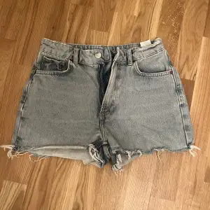 Jeans short som knappt är använda! Kommer inte till användning 💕dom är mid waist