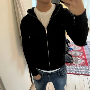 Svart zip hoodie - Svart zip hoodie. Säljer då den tyvärr blivit för liten. Go passform som sitter snyggt. Storlek M och är från Solid. Skriv om ni undrar något🤝