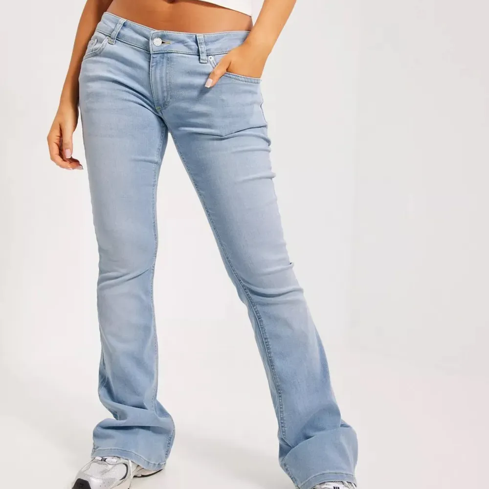 Söker dessa jeans från Nelly i stl. 34💞Betalar runt 300. Jeans & Byxor.