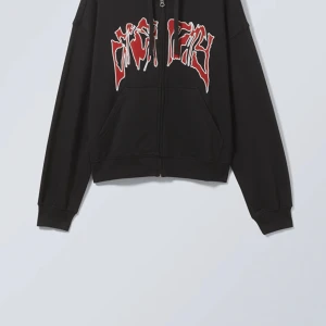 Zip hoodie - Schysst zip hoodie från weekday i nyskick, köpte den för några veckor sen och har bara använt den några få gång. Skriv om fler bilder. Nypris 570 kr, säljer för 350 eftersom jag köpte den med ett presentkort😉