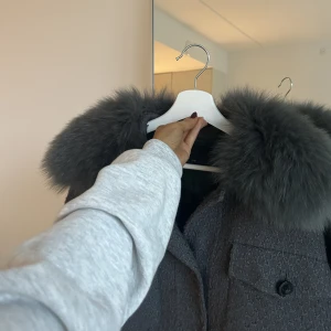 Meotine Charlie kappa grå - Säljer min gråa meotine kappa i storlek S/M. Skicket är 7/10. 