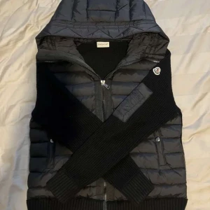 Moncler cardigan  - Säljer min killes moncler cardigan 🩷 jättefint skick och knappt använd 🩷