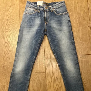 Nudie jeans - Slim straight nudie jeans i storlek W 26,  L 30