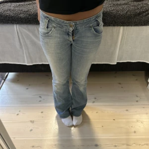 Lågmidjade jeans - Super snygga lågmidjade jeans från Lee, gylfen är trasig med går att laga eller sy! Midjemått 38 innerbenslängd 80 jag är 165!! Köp nu vid snabb affär💓