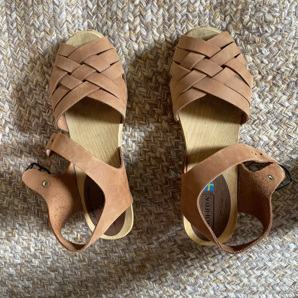 Säljer dessa bruna skor med klack från märket Moheda. Det går även att ändra storleken på dem där man knäpper på dem ❤️❤️ . Skor.