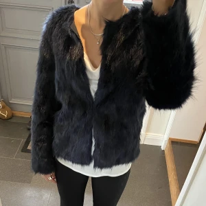 Mörkblå pälsjacka - Mörkblå jacka från STAY Scandinavian esthetics i fuskpäls. Mycket fint skick, knappt använd. Säljer även blusen och byxorna. Använd gärna köp nu! Fri frakt!