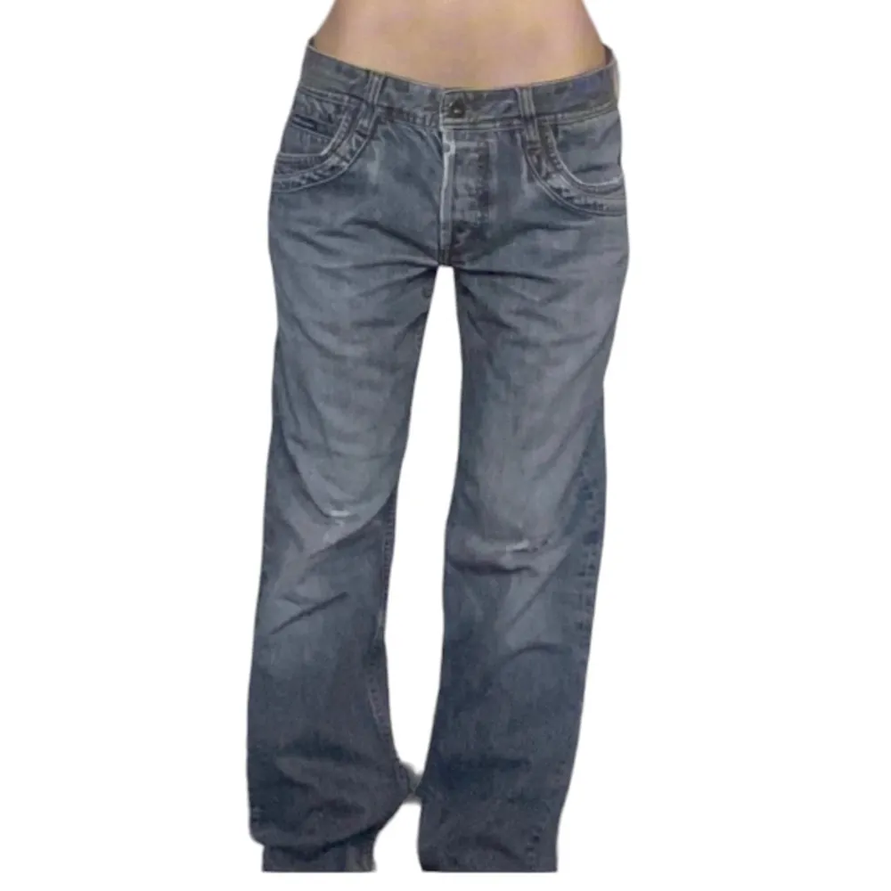Jättefina gråa lågmidjade jeans från dolce & gabbana. Läs måtten nedanför innan ni ställer frågor om längden⬇️ Innerbenslängd: 72 cm ytterbenslängd: 94 cm . Jeans & Byxor.