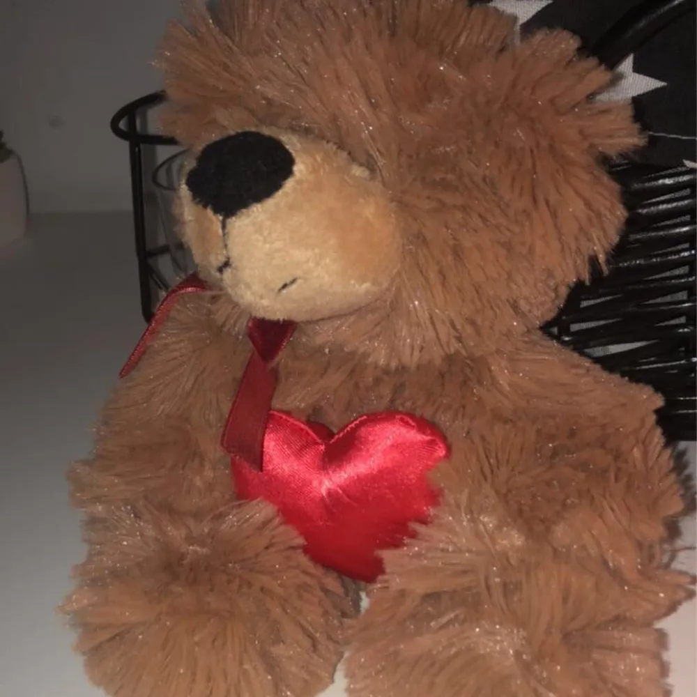 Hur mysig och gullig?đ Det bĂ€sta Ă€r ju att den hĂ„ller i en nalle!đ. Muu.