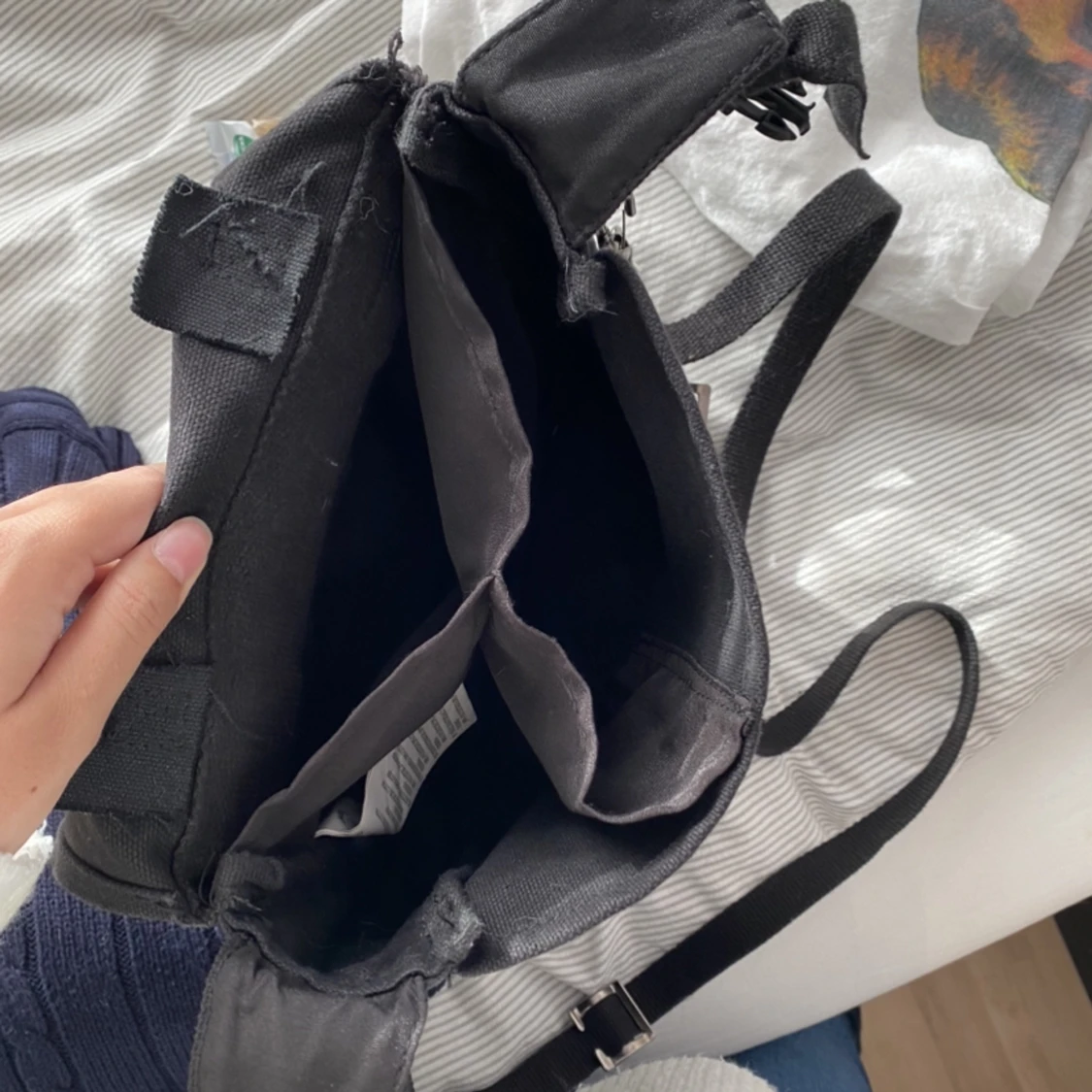 Svart väska med detaljer - 91