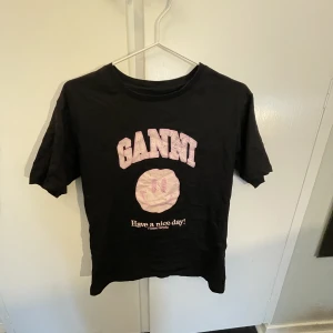 Ganni t-shirt - Säljer denna fina t-shortsen från ganni! Fint skick! Storleken är mellan XS-M 💕