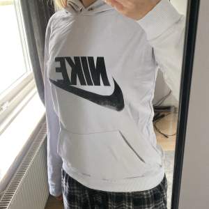 Säljer en vit Nike hoodie som knappt är använd i strl M men känns mer som S. 50kr + frakt❤️