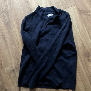 THESE GLORY DAYS halv zip - Säljer nu min halv zip tröja från THESE GLORY DAYS för den inte används mer. Skick 9/10 används ett fåtal gånger. Hör av er vid frågor och funderingar. Pris kan diskuteras 