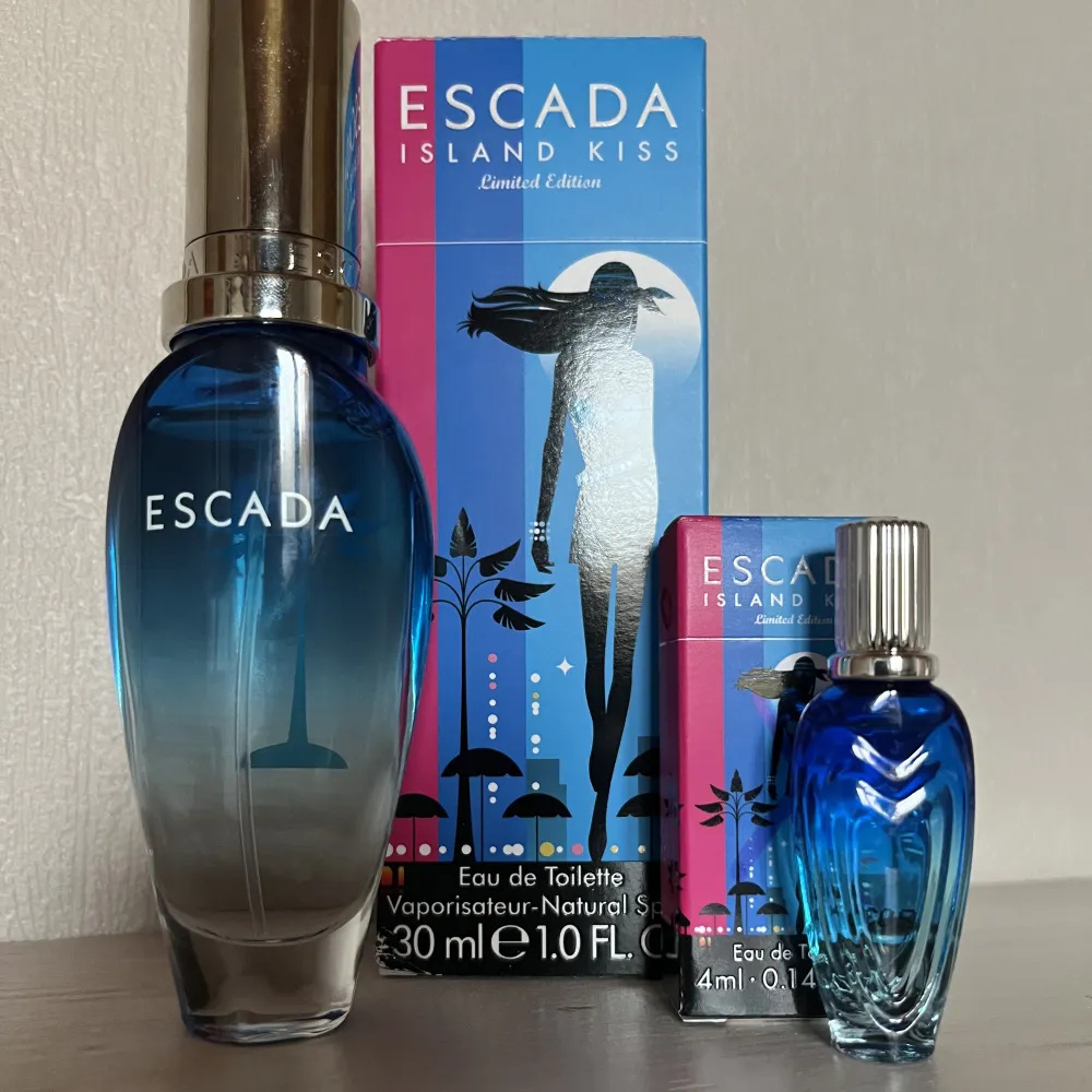 Escada, Island kiss, luktar väldigt gott, har 2 till så därför jag säljer, man får med en mini på 4ml av samma parfym, dessa är limited edition o finns inte att köpa längre.. Övrigt.
