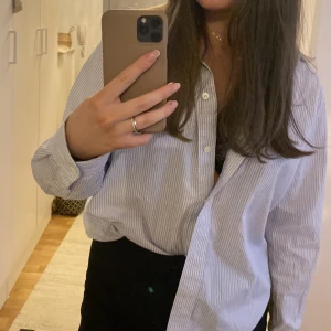 ARKET- skjorta  - Blåvit randig skjorta från arket💖 knappt använd! Köpt för 700 kr