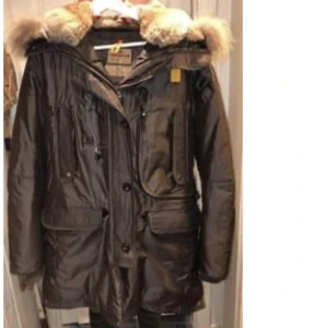 Parajumper masterpiece kodiak - Parajumper masterpiece kodiak strl L, jätte bra skick, varm vinterjacka, kan skicka mer bilder om man vill ha 