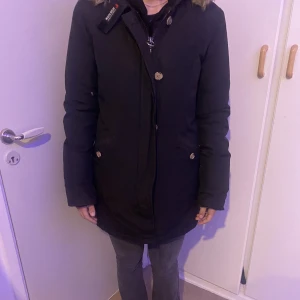 Woolrich  - Säljer min Woolrich, jätte bra skick hade på den ändast förra året under vintern. Den är i storlek L men tjejen på bilden har storlek S/M så den passar bra för nån som har storlek S/M. Pris kan diskuteras.Kan frakta den också😊