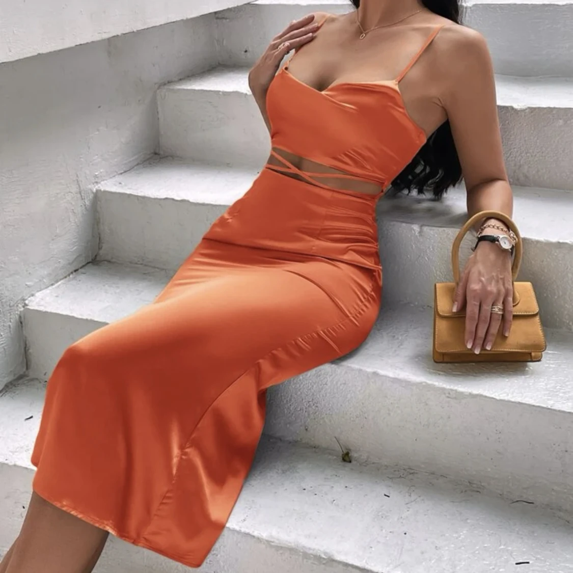 Orange satin klönning