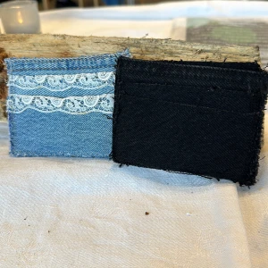 Korthållare gjorda på återvunna jeans  - Snygga och unika korthållare gjorda på återvunna jeans! 