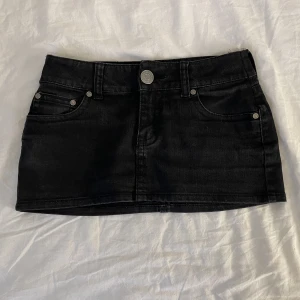 Lågmidjad jeanskjol - Såå fin lågmidjad jeanskjol! Aldrig använd och i nyskick🤎