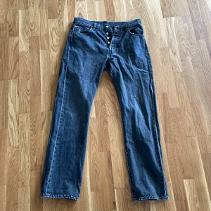Levis 501 - Svarta Levis 501 bra skick storlek 