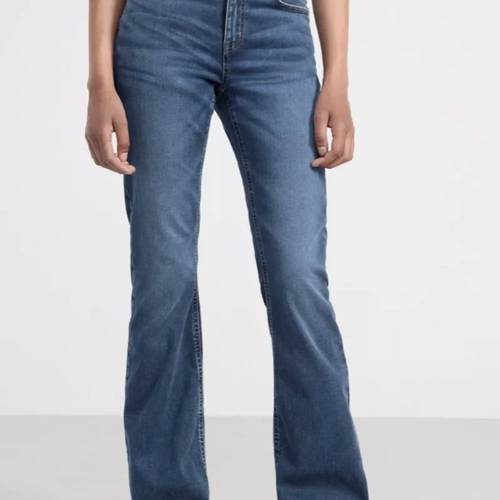 Säljer ett par jättefina mörkblå low waist bootcut jeans från Lindex. Storlek 164 men sitter perfekt på mig som är 160 och vanligtvis har xs. Säljer pga att dom inte kommer till användning längre🩷. Jeans & Byxor.