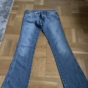 Jättesnygga boot cut, low waist Wrangler-jeans i stl 33/34. Använda men i fint skick. Mått innerben 89, midja (low cut) ca 40.