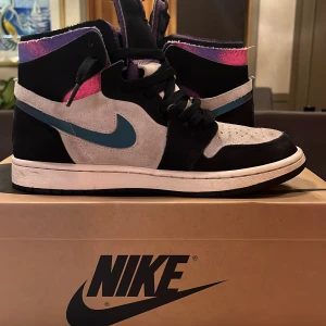 Jordan 1 psg - Jordan 1 psg skor i storlek 40,5. Bra skick endast lite smutsiga. Fina extra laces i olika färger. Ny pris (3500) mitt pris (1500)