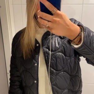 Höstjacka - Säljer min superfina jacka från Mango då den tyvärr inte kommer till användning💕skriv för bättre bilder